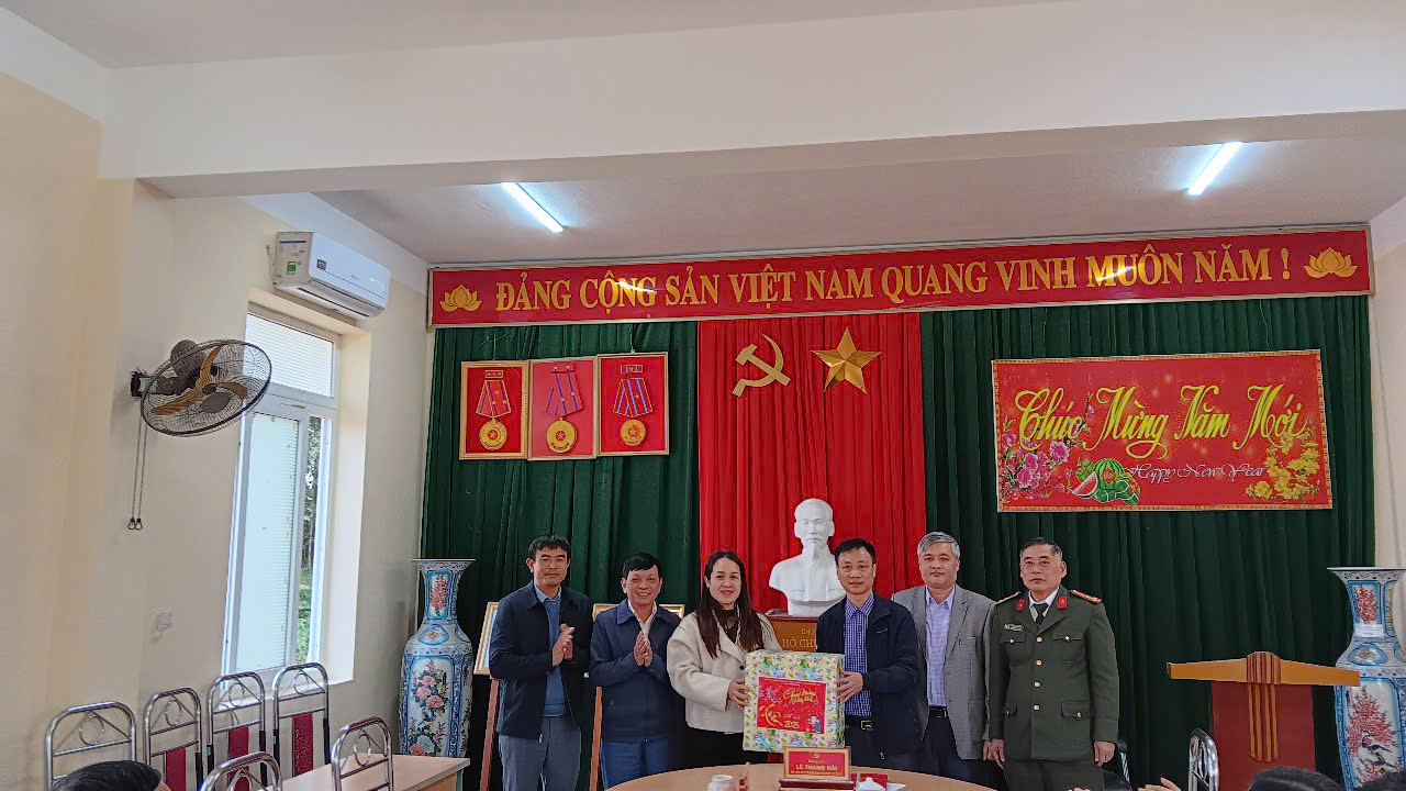 Đồng chí Lê Thanh Hải, Ủy viên BTV, Trưởng Ban tổ chức huyện ủy, cùng đoàn công tác thăm, kiểm tra tình hình sản xuất, tặng quà chúc tết các gia đình chính sách ở xã Ngọc Phụng nhân dịp Tết Nguyên đán Ất Tỵ 2025