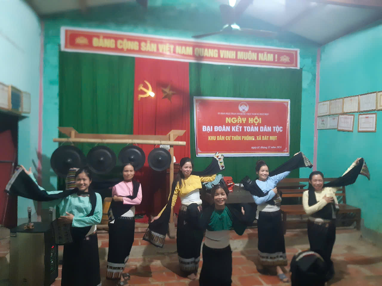 Chủ đề:  Ngày hội đại đoàn kết toàn dân tộc và ra mắt Câu lạc bộ “Bảo tồn và phát huy bản sắc văn hóa dân tộc Thái” Thôn Phống.
