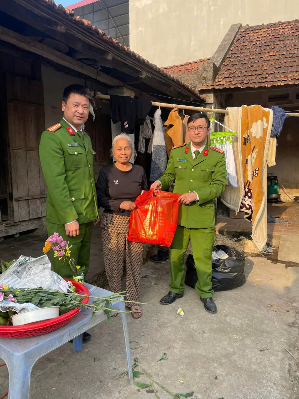 Công an xã Thọ Thanh, huyện Thường Xuân, Thanh Hóa thăm hỏi, tặng quà các hộ gia đình có hoàn cảnh đặc biệt khó khăn dịp tết nguyên đán Ất Tỵ 2025.