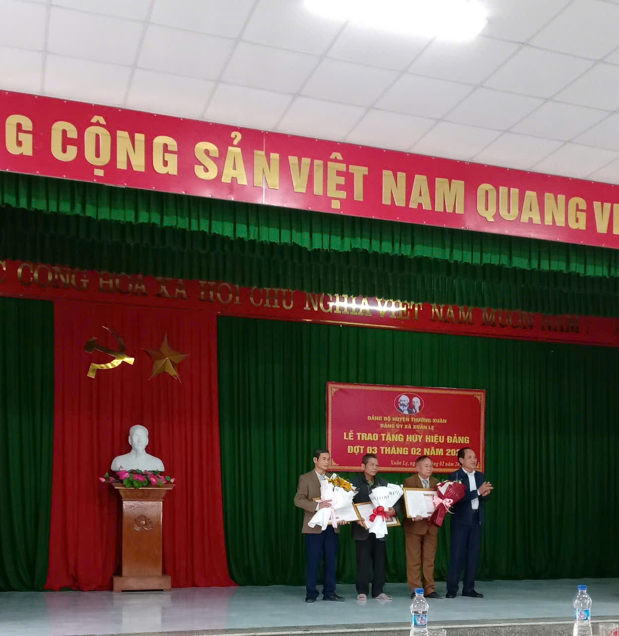 Đảng bộ xã Xuân Lẹ tổ chức trao huy hiệu đảng đợt 03 tháng 2 năm 2025.