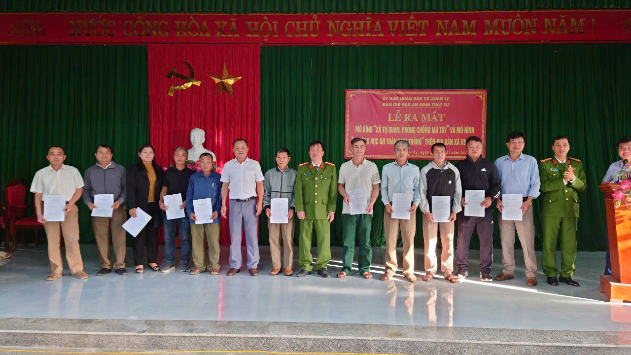 A group of people holding papers
Description automatically generated