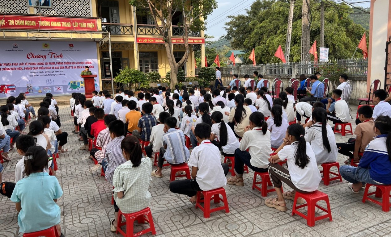 ĐOÀN THANH NIÊN XÃ XUÂN LẸ PHỐI HỢP VỚI TRUNG TÂM HTCĐ VÀ CÔNG AN XÃ TỔ CHỨC TUYÊN TRUYỀN CÁC LUẬT PHÒNG CHỐNG TỘI  PHẠM