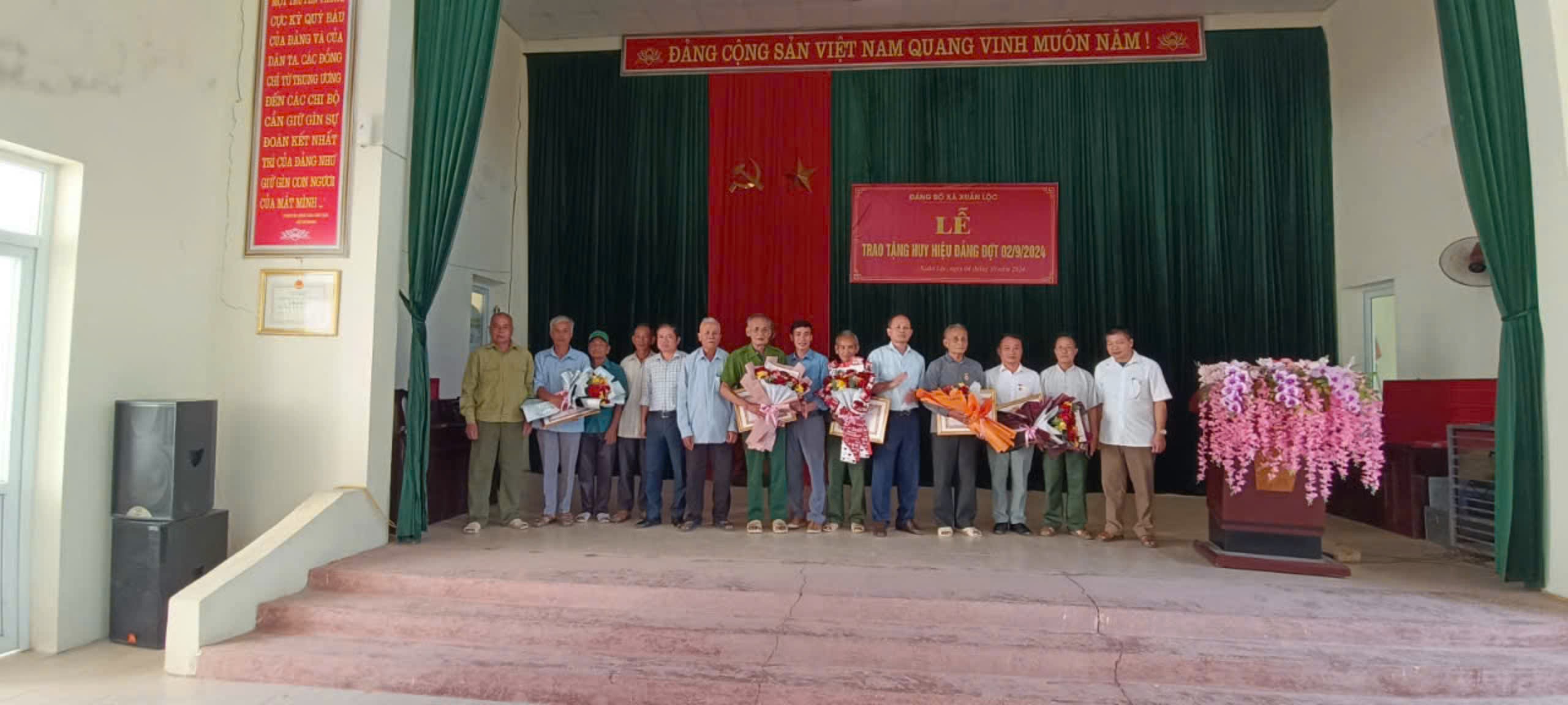 Trao tặng Huy hiệu Đảng đợt 2/9 cho 05 đảng viên tại Đảng bộ xã Xuân Lộc