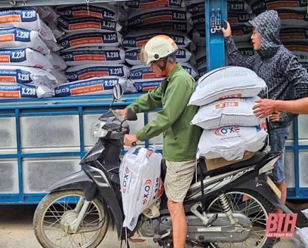 Liên minh HTX tỉnh hỗ trợ con giống và vật tư chăn nuôi gà ri cho người dân xã Xuân Lộc
