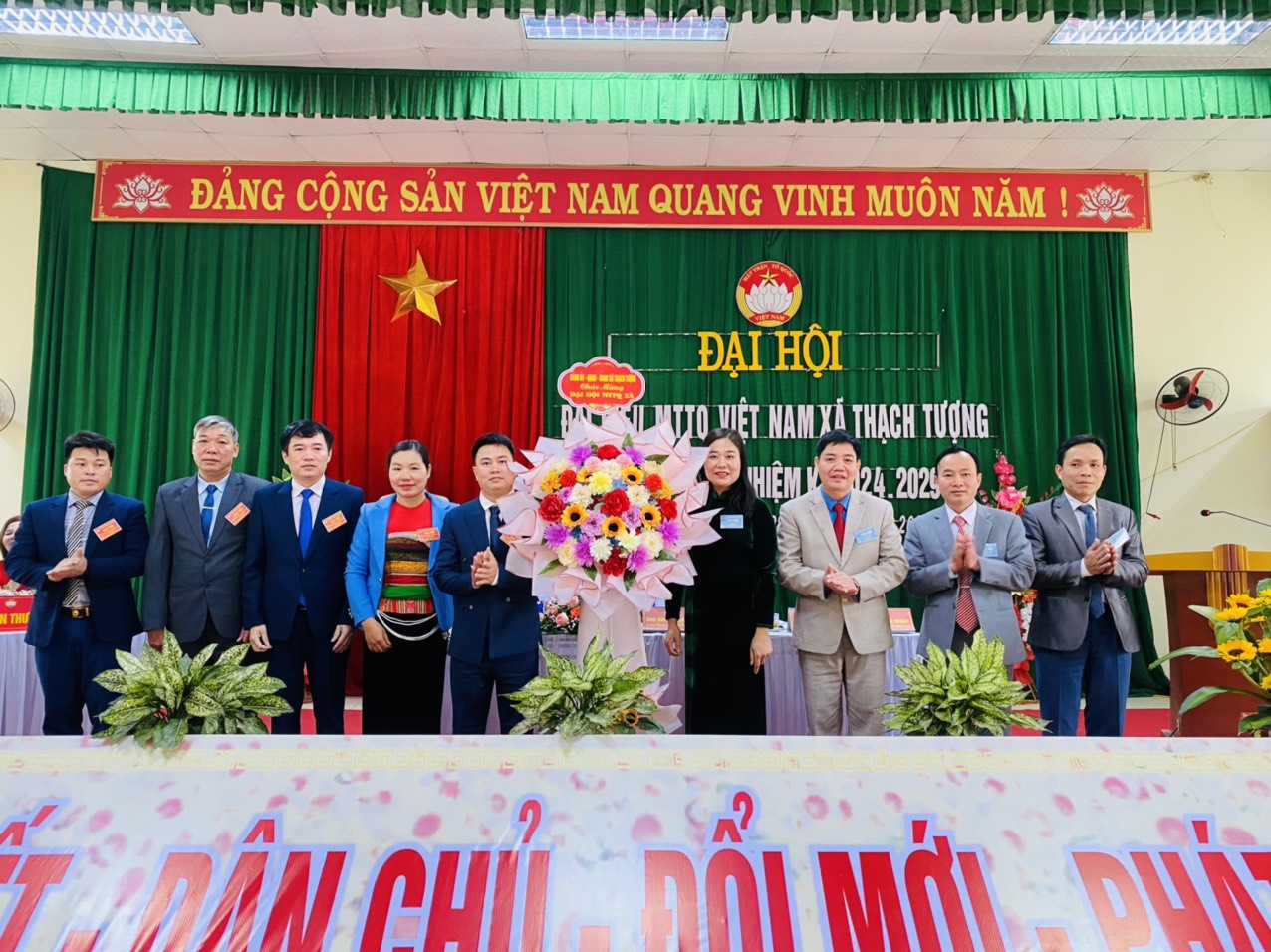 Đảng ủy tặng quà.jpg