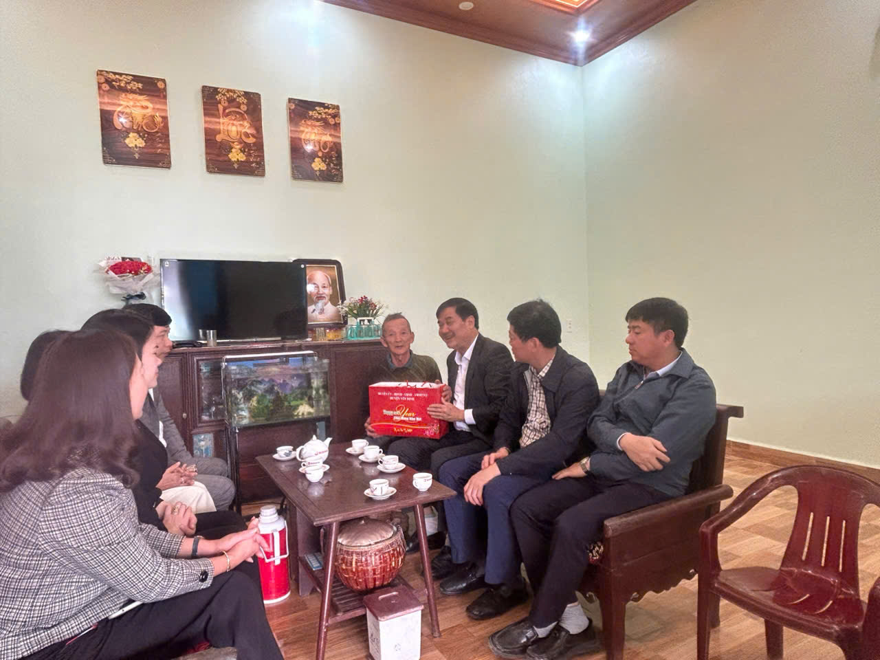 Đồng chí Phó Chủ tịch UBND huyện Yên Định Nguyễn Xuân Tùng kiểm tra tình hình sản xuất và tặng quà gia đình chính sách xã Yên Thọ.  ​