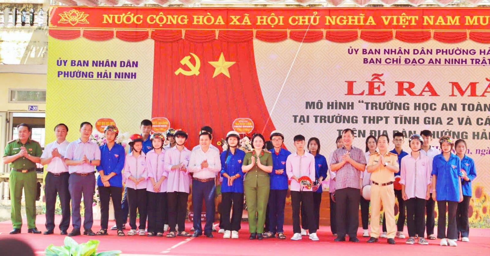 Trao tặng mũ bảo hiểm choi học sinh.jpg