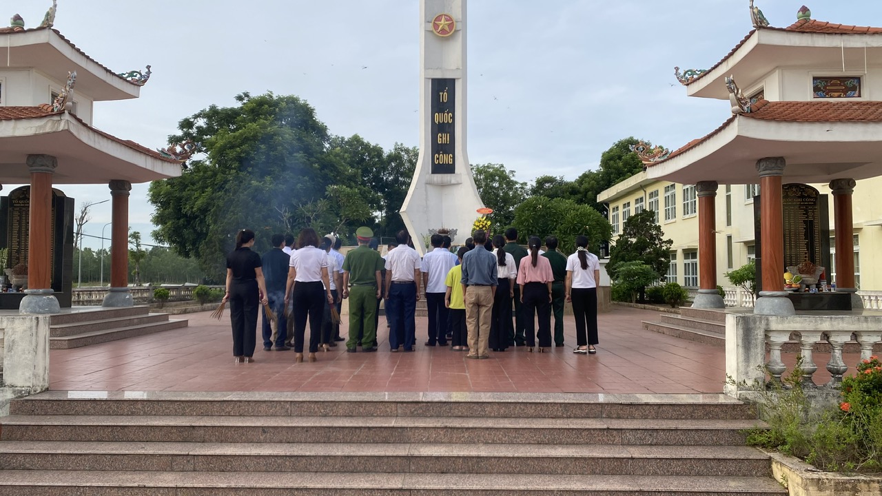 Phường Hải Hòa tổ chức Lễ dâng hương, dâng hoa tưởng nhớ các anh hùng liệt sỹ nhân kỷ niệm 77 năm ngày thương binh liệt sỹ