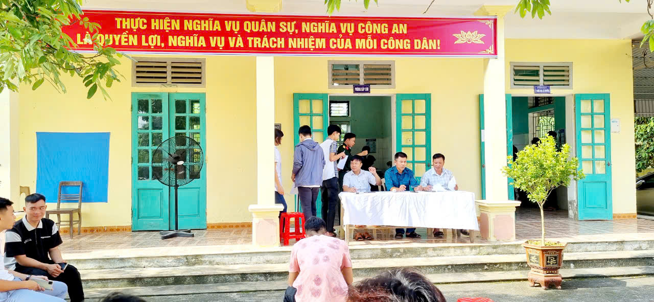 Hội đồng NVQS xã Yên Tâm tổ chức khám sơ tuyển và tổ chức ký cam kết thực hiện nghiêm luật NVQS năm 2025.