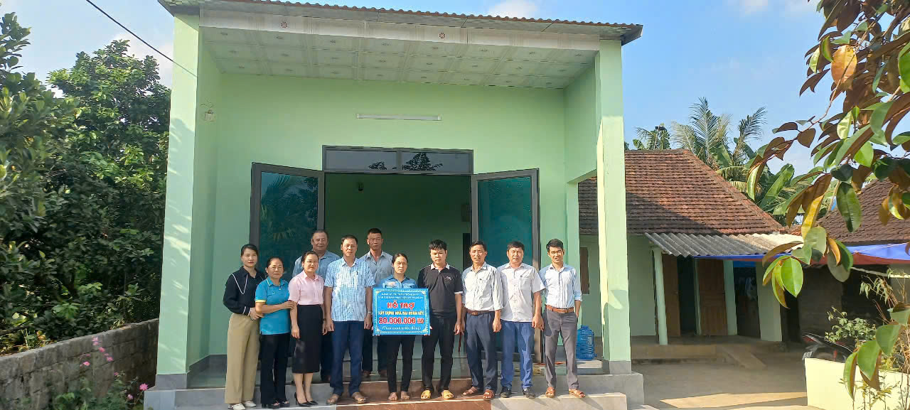 Trao tiền hỗ trợ xây dựng nhà đến các hộ gia đình có hoàn cảnh khó khăn tại phố Sơn Phòng, thị trấn Thống Nhất .