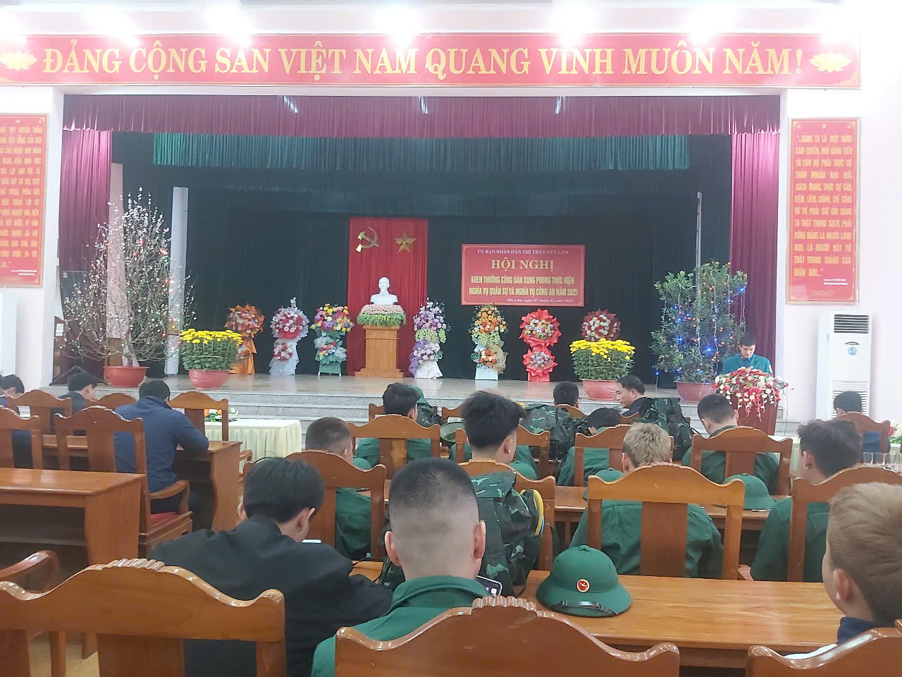 Thị trấn Yên Lâm tổ chức hội nghị khen thưởng công dân xung phong nhập ngũ năm 2025
