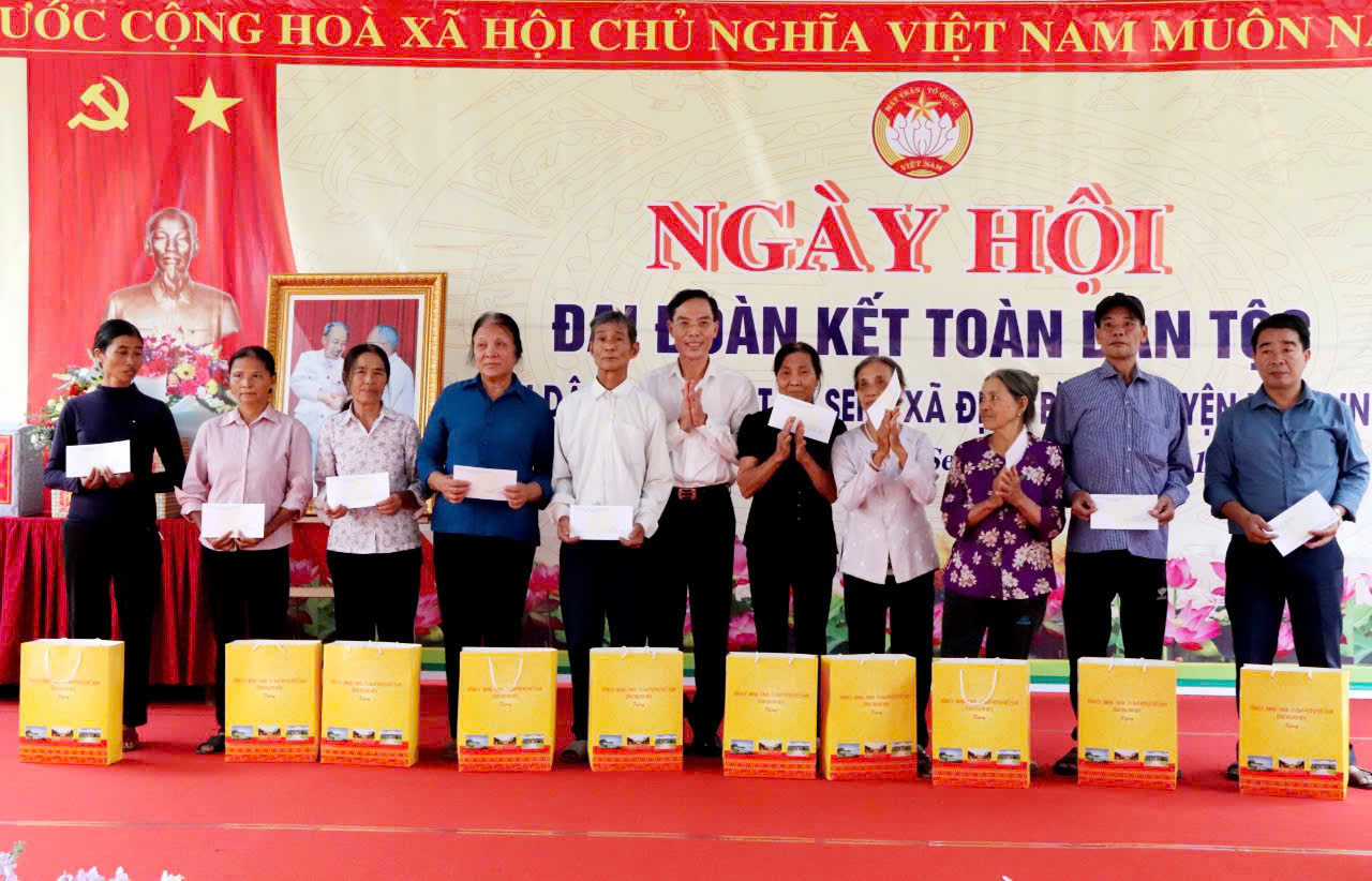 Phó chủ tịch UBND Tỉnh  dự ngày Đại đoàn kết toàn dân tại Thôn Tân Sen xã Định Bình
