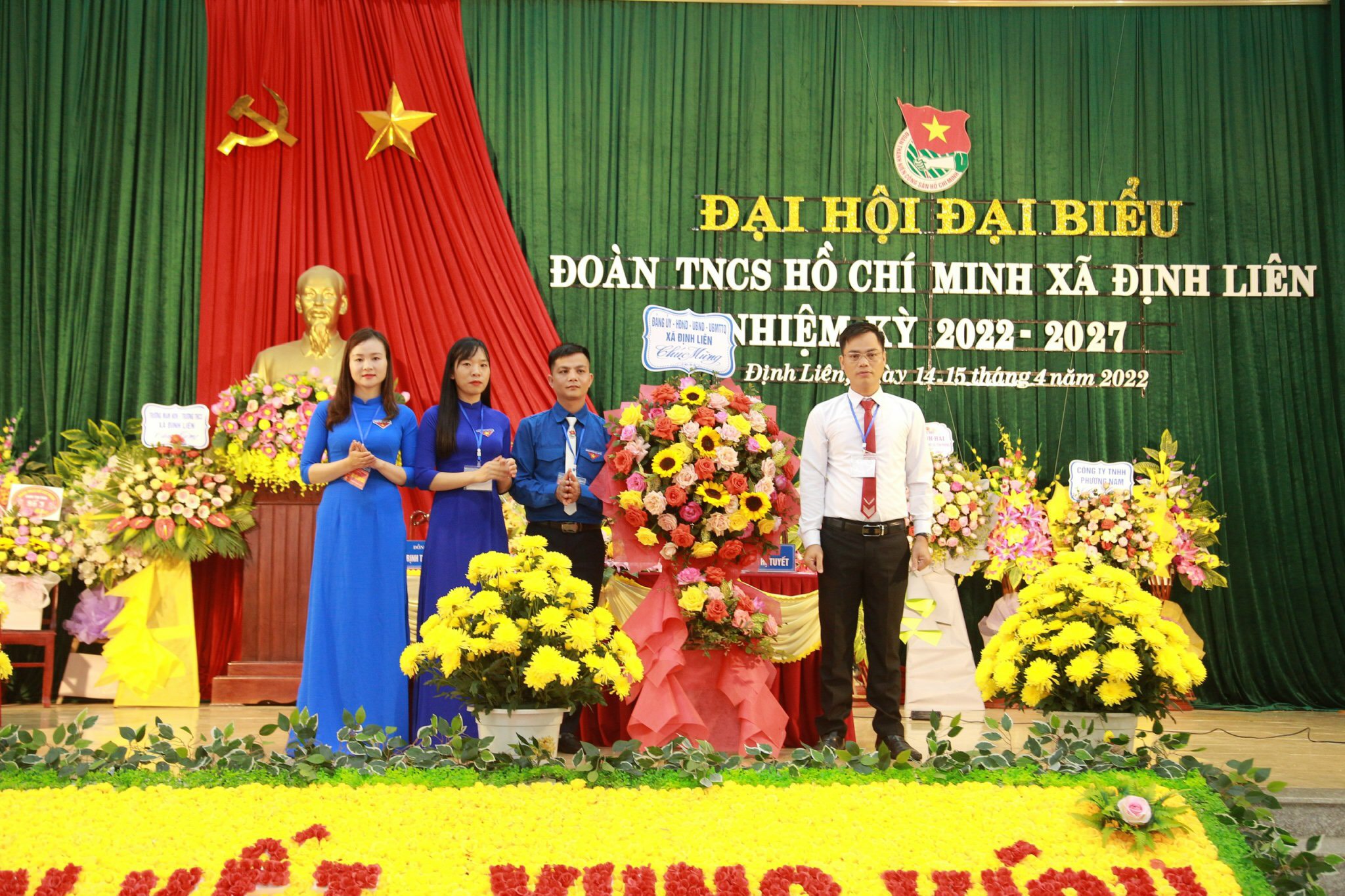 đ.c Báo tặng hoa cho ĐH.jpg