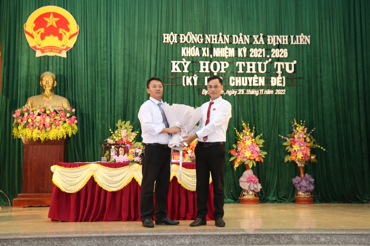 Ảnh Đc Báo tặng hoa CM đc Hưng.jpg