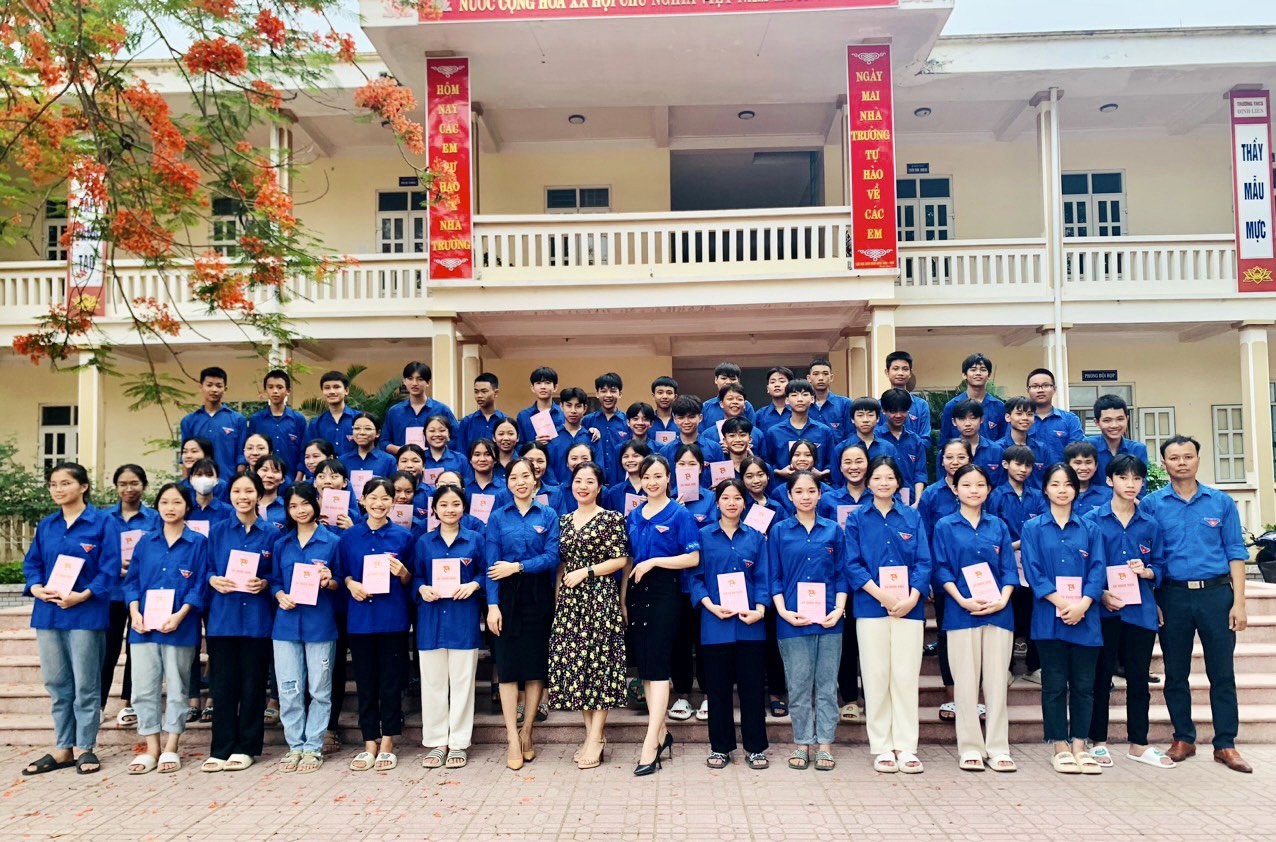 Đoàn xã Định Liên chỉ đạo chi đoàn trường THCS Định Liên tổ chức lễ kết nạp đoàn viên.