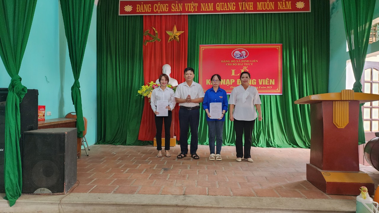 chi bộ Vực Phác và chi bộ Bái Thủy tổ chức kết nạp Đảng cho 4 quần chúng ưu tú