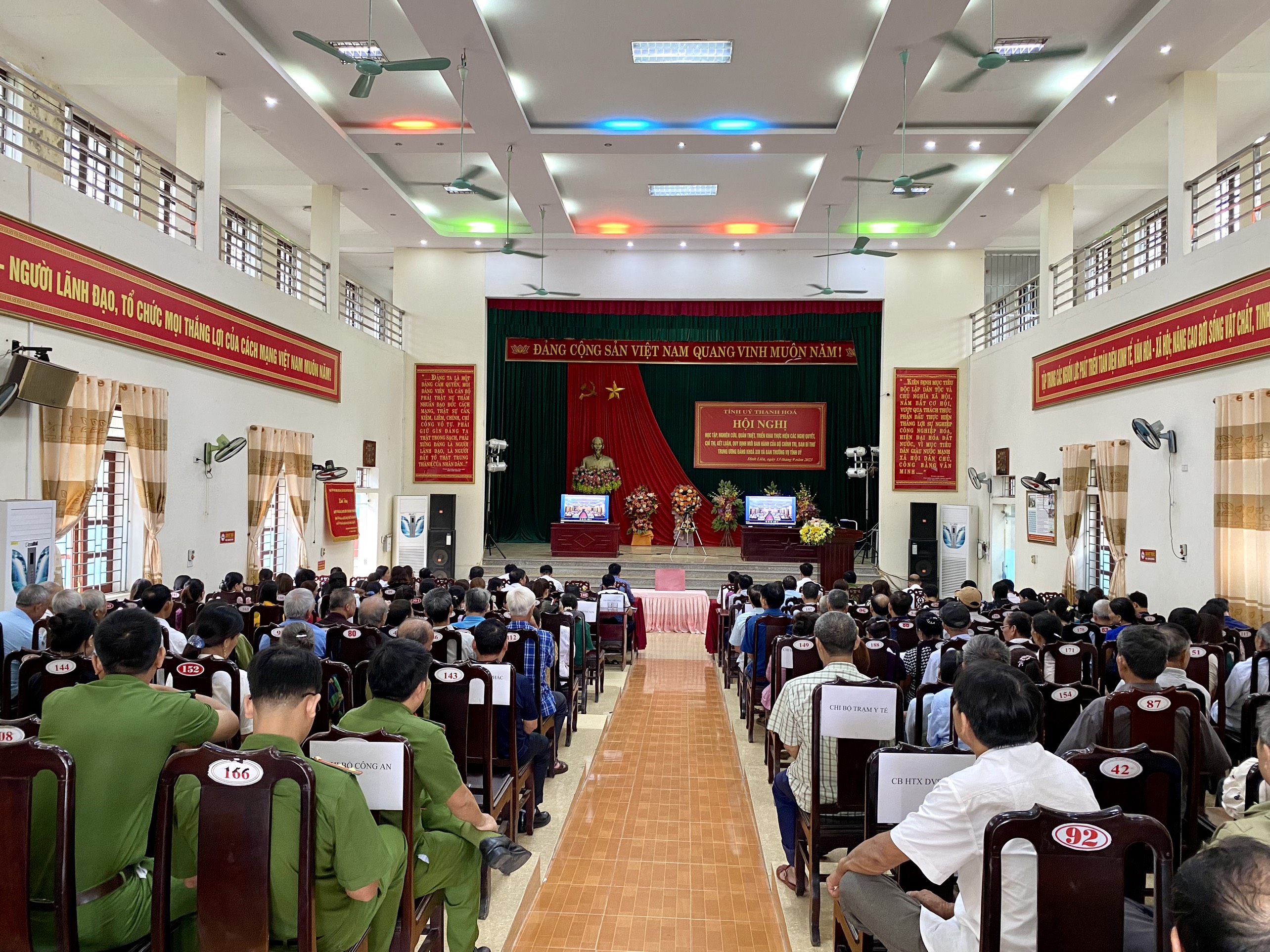 Đảng bộ xã Định Liên tổ chức Hội nghị học tập, nghiên cứu, quán triệt, triển khai thực hiện các Nghị quyết.