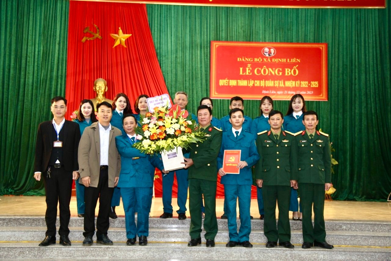 Đảng ủy xã Định Liên tổ chức lễ công bố quyết định thành lập Chi bộ Quân sự xã, nhiệm kỳ 2022-2025.