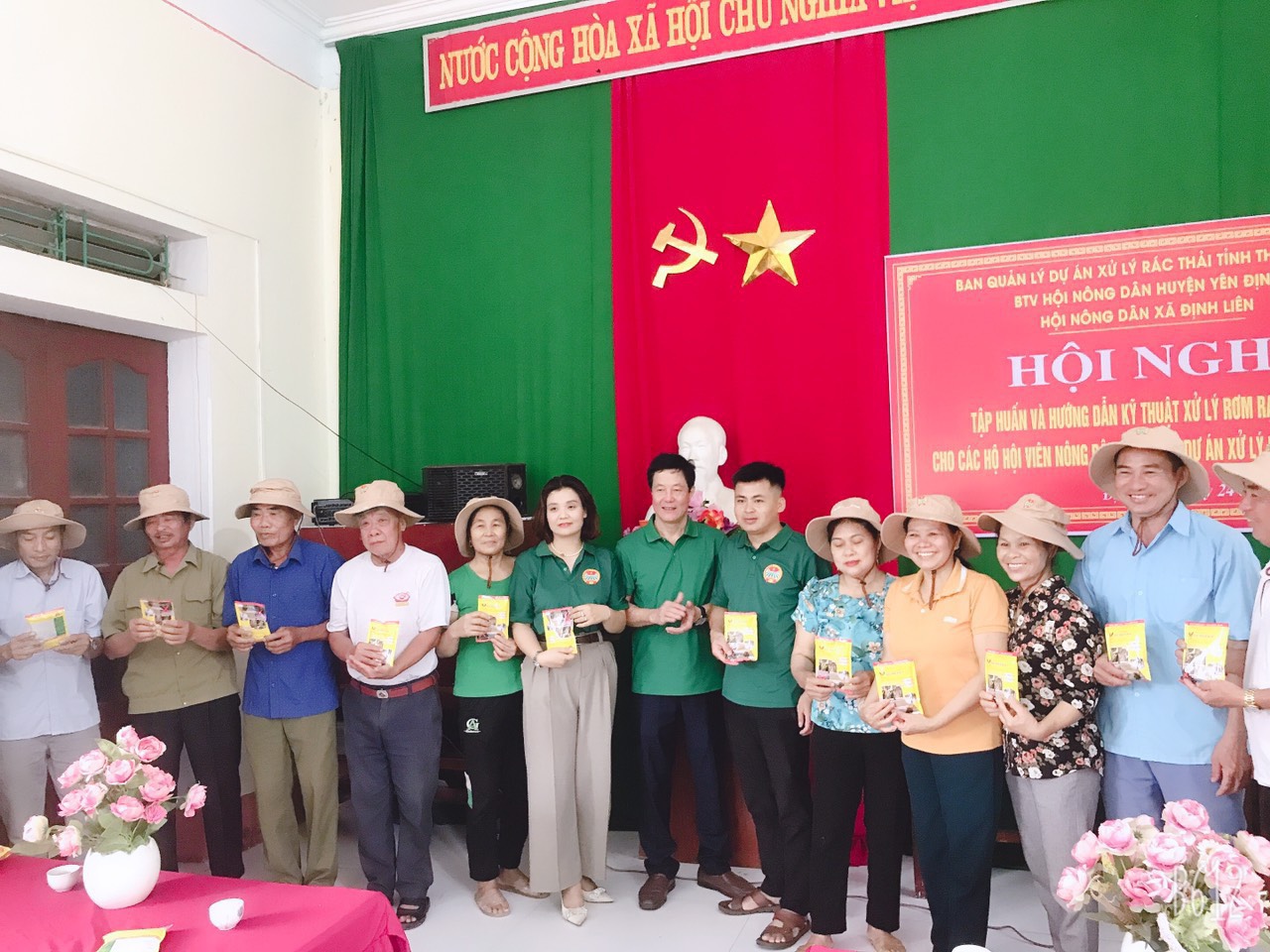 Nông dân Định Liên được Hội cấp trên hướng dẫn biến rơm rạ thành phân hữu cơ