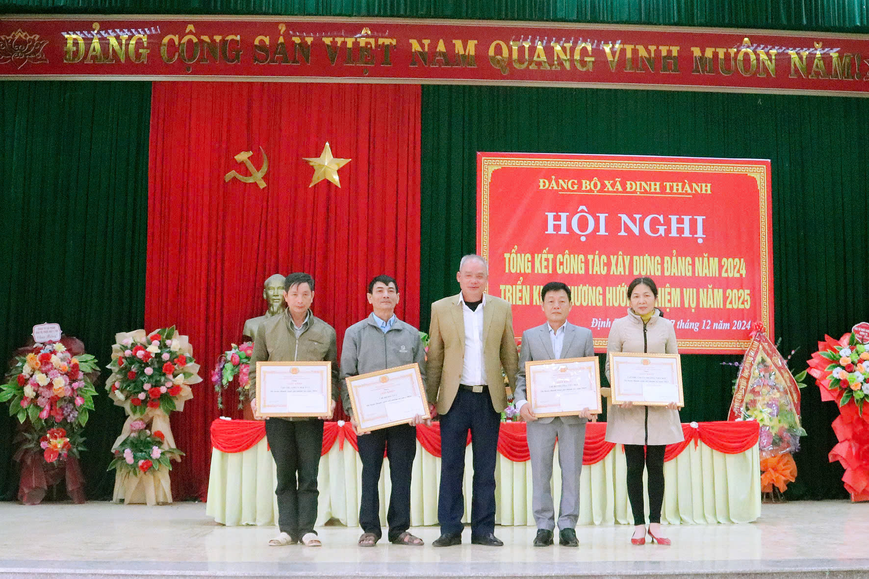 Xã Định Thành tổ chức Lễ trao huy hiệu đảng đợt 19/5, 02/9, 07/11/2024 và tổng kết công tác xây dựng Đảng năm 2024, triển khai mục tiêu, nhiệm vụ, giải pháp năm 2025