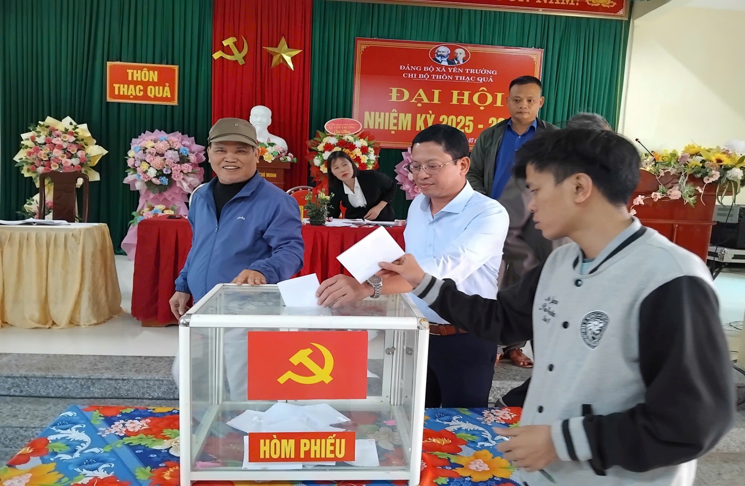 D:\HỘI CCB XÃ YÊN TRƯỜNG\BAI DANG TRANG TT DIEN TU\DH CB TQ NK 2025 - 2027\z6205567713636_1eb247a1ff0fe21e738402dee2089602.jpg