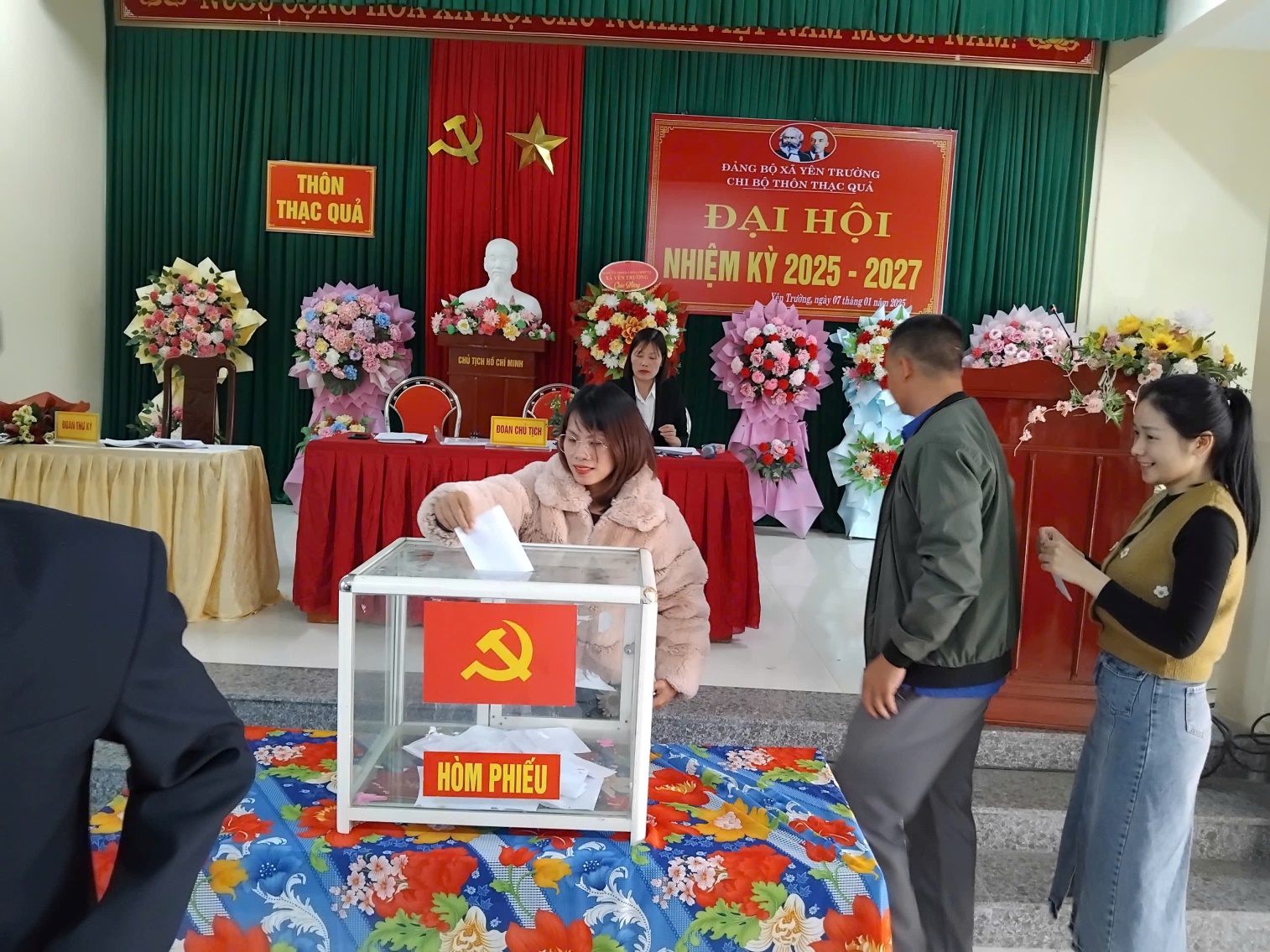 D:\HỘI CCB XÃ YÊN TRƯỜNG\BAI DANG TRANG TT DIEN TU\DH CB TQ NK 2025 - 2027\z6205567692601_8670db404a68f57e9208383b566e5c0f.jpg