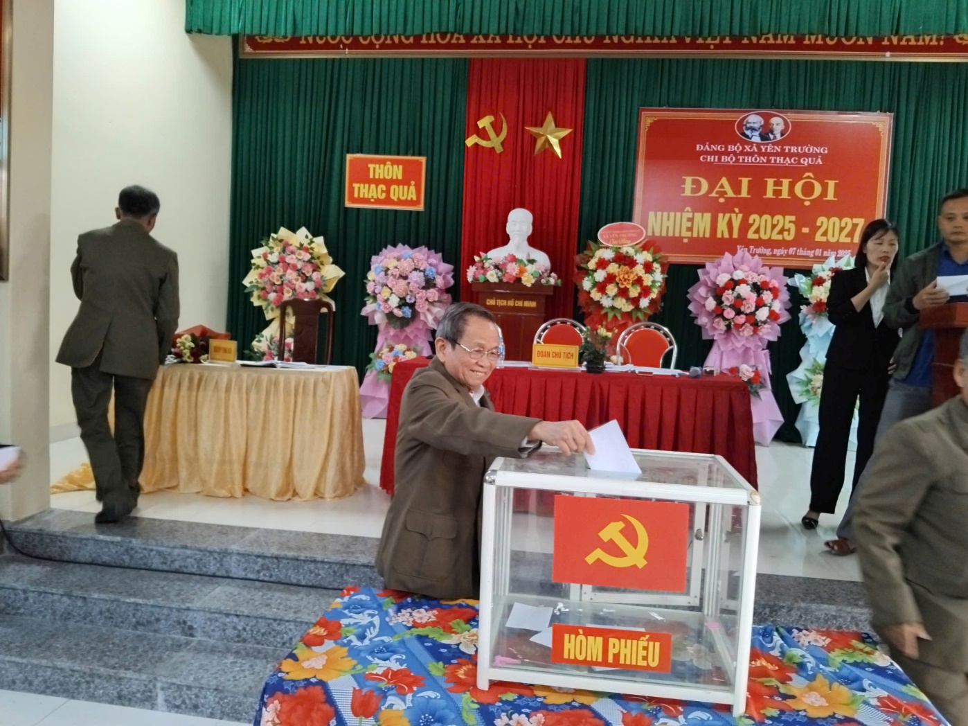 D:\HỘI CCB XÃ YÊN TRƯỜNG\BAI DANG TRANG TT DIEN TU\DH CB TQ NK 2025 - 2027\z6205567717164_f64d5be89cd1348b8d321afb0a76d02b.jpg