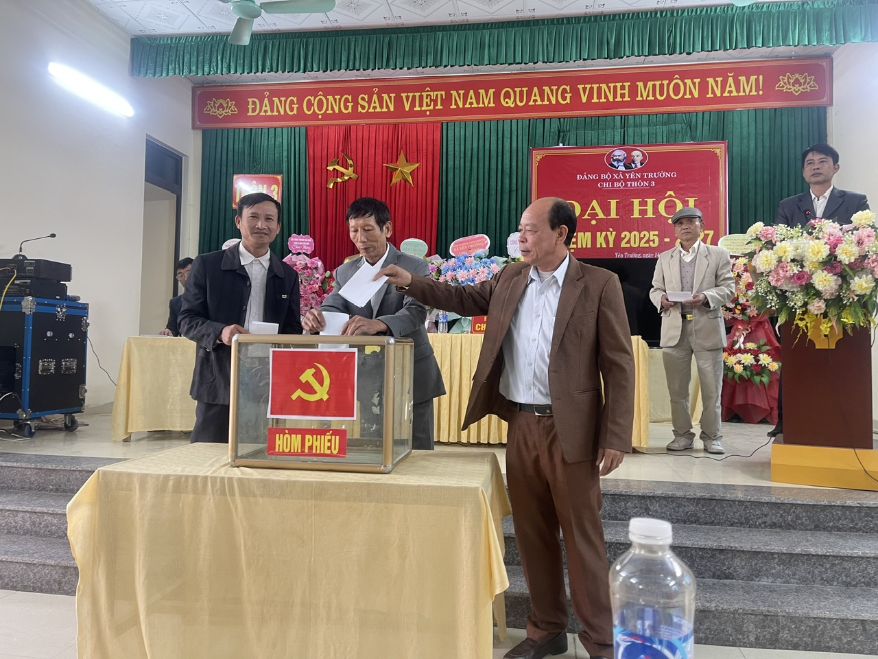 D:\HỘI CCB XÃ YÊN TRƯỜNG\THON 3\DH CB THON 3 NK 2025 - 2027\HINH ANH DH\a thuy\z6229846462561_15a641a8e2e92e44c0eb95ac9de7f566.jpg