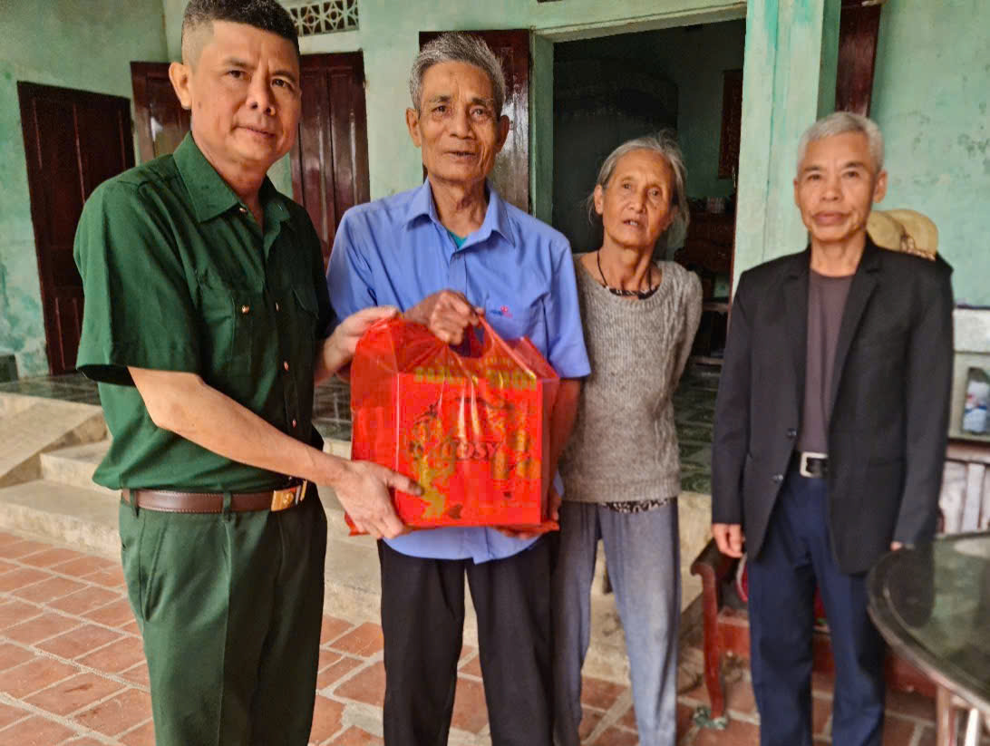 D:\HỘI CCB XÃ YÊN TRƯỜNG\BAI DANG TRANG TT DIEN TU\tang qua TET 2025\z6260883076927_53d50b6ee2455c9d1794e35b399d53a5.jpg