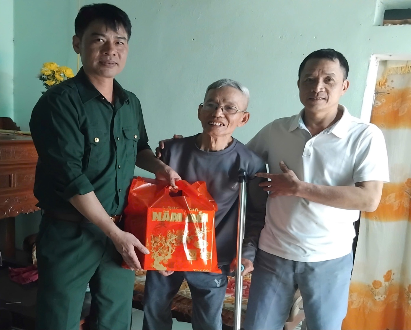 D:\HỘI CCB XÃ YÊN TRƯỜNG\BAI DANG TRANG TT DIEN TU\tang qua TET 2025\z6260883049551_d4300982f772046c514ef57d2735ca35.jpg