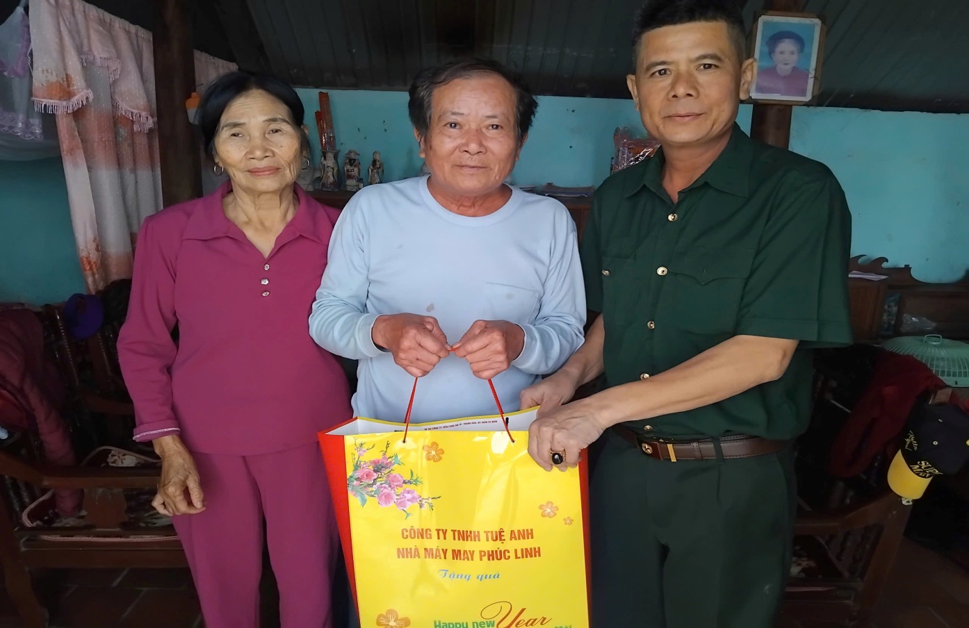 D:\HỘI CCB XÃ YÊN TRƯỜNG\BAI DANG TRANG TT DIEN TU\tang qua TET 2025\z6260883044826_d2f49e76fdaa5754c4e72c382b13f10c.jpg