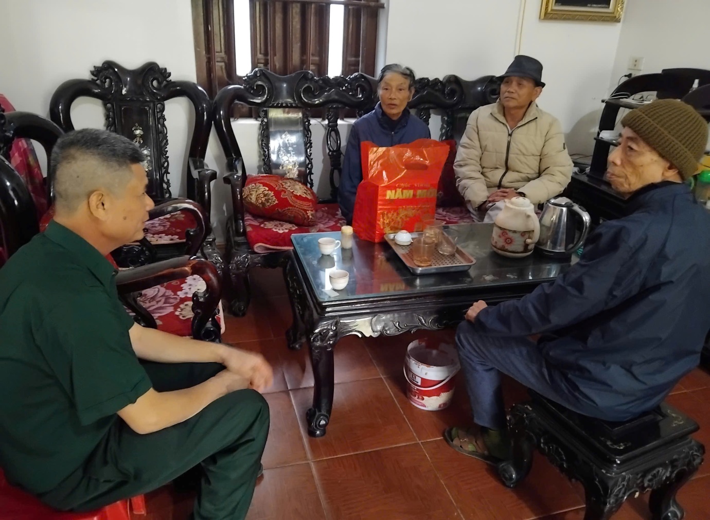 D:\HỘI CCB XÃ YÊN TRƯỜNG\BAI DANG TRANG TT DIEN TU\tang qua TET 2025\z6260883058782_e8ec0d61411a10778a7f0593ed5cf9d2.jpg