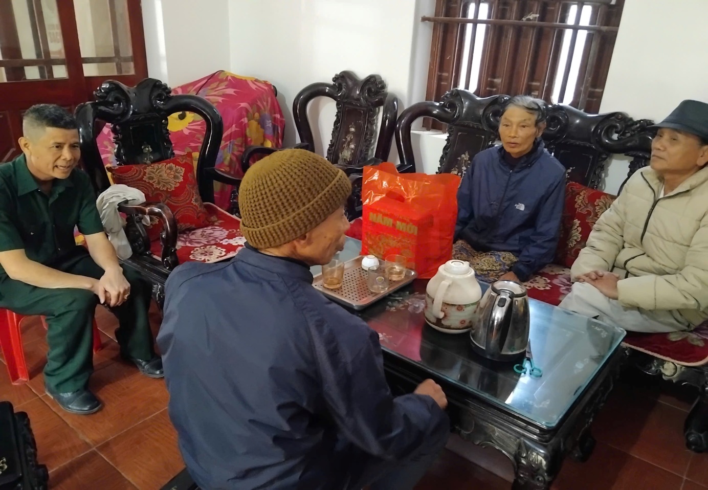 D:\HỘI CCB XÃ YÊN TRƯỜNG\BAI DANG TRANG TT DIEN TU\tang qua TET 2025\z6260883065943_3dbb04183863295c1b1466c6a3c0368f.jpg