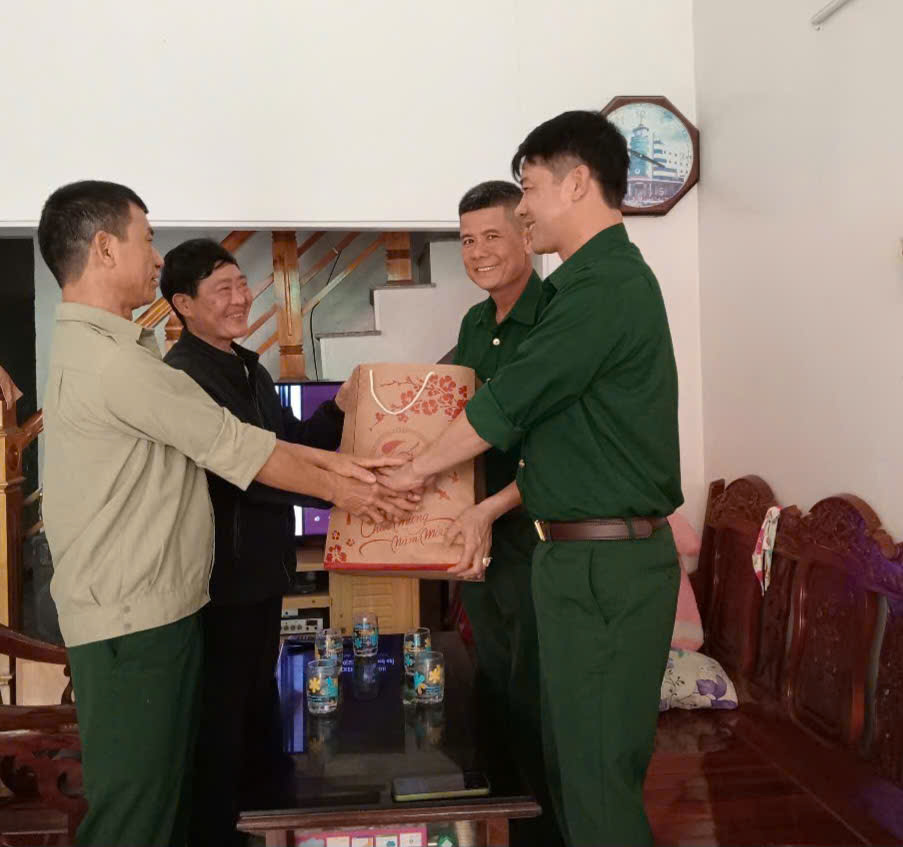 D:\HỘI CCB XÃ YÊN TRƯỜNG\BAI DANG TRANG TT DIEN TU\tang qua TET 2025\z6260883101956_49951871d7fe9e5986644011fe01366d.jpg
