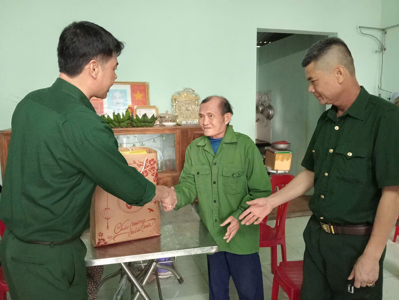 D:\HỘI CCB XÃ YÊN TRƯỜNG\BAI DANG TRANG TT DIEN TU\tang qua TET 2025\z6260883054019_5946399e6078aad8179d1cddeab91fd9.jpg