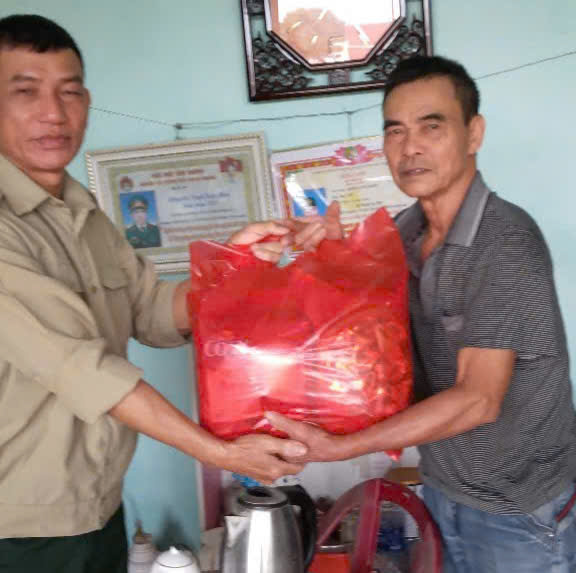 D:\HỘI CCB XÃ YÊN TRƯỜNG\BAI DANG TRANG TT DIEN TU\tang qua TET 2025\z6274128086469_df92717b3a49fe47ac6b0e43c5a7a04b.jpg