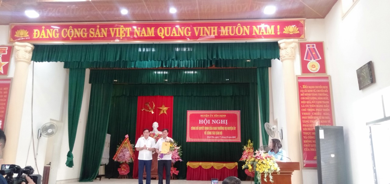 Ảnh BT Thuần nhận QĐ.jpg