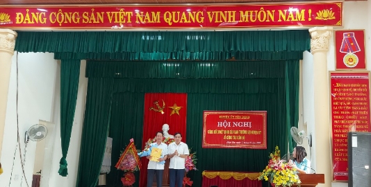 Ảnh BT Thảo nhận QĐ.jpg