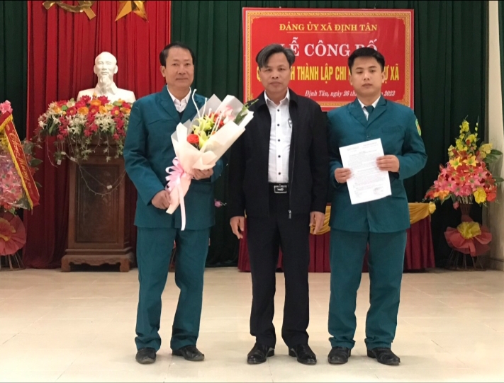 Ảnh trao QĐ thành lập CB.jpg