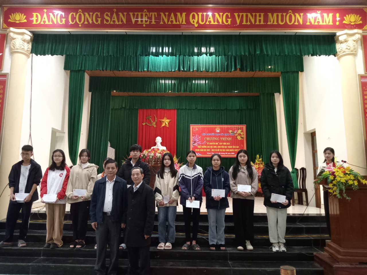 Ảnh trao thưởng ĐH điểm cao.jpg