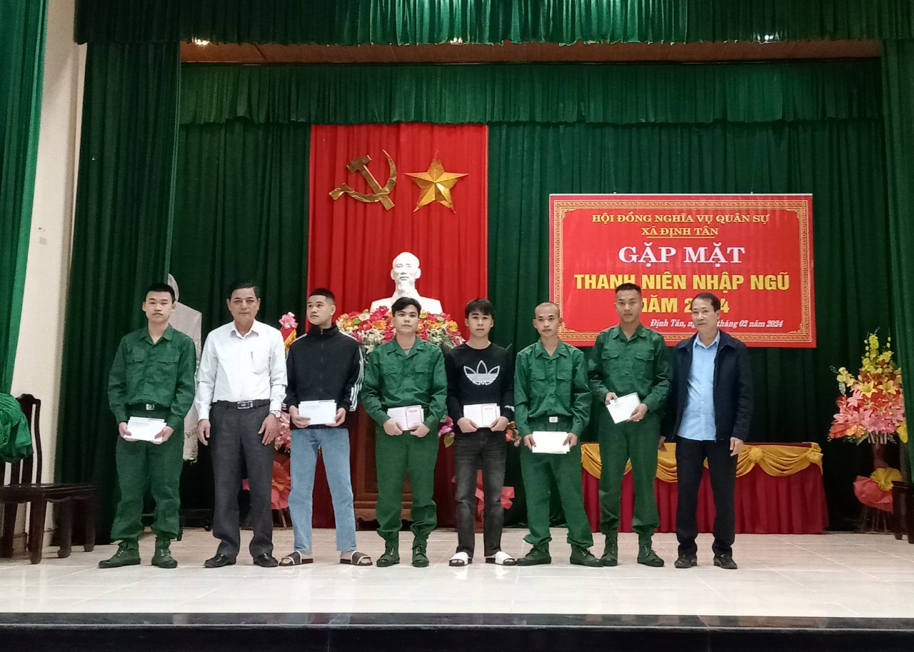 Ảnh trao quà Tân binh 2024.jpg