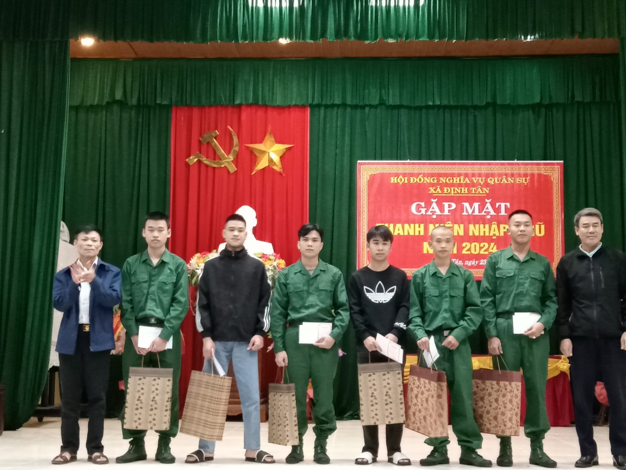 Anhe trao quà Tân binh 1.jpg
