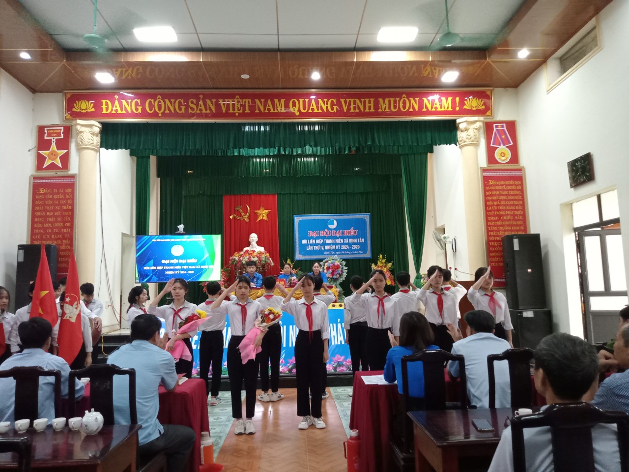 Ảnh HS chúc mừng TN.jpg
