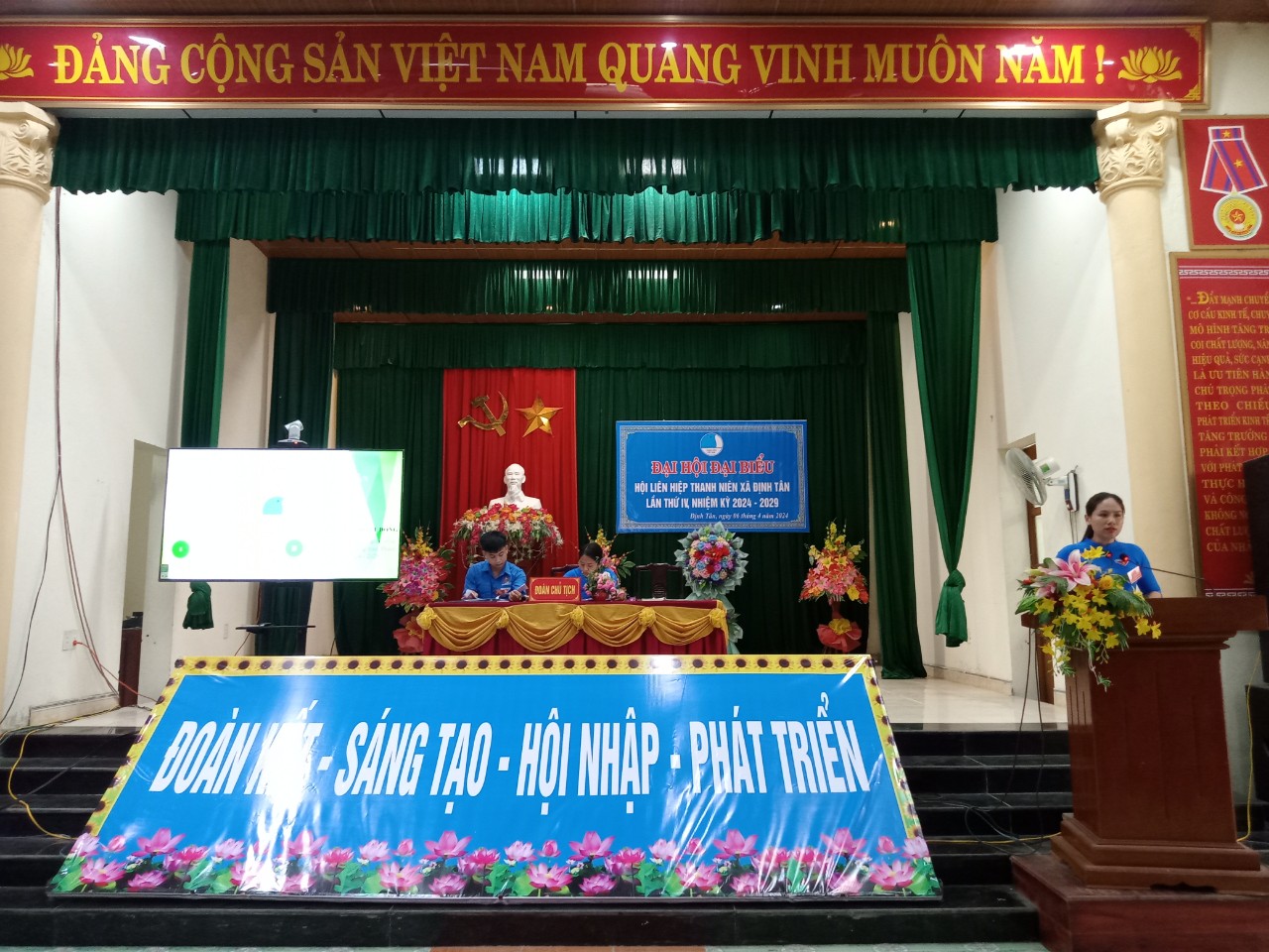 Ảnh Vân đọc BC.jpg