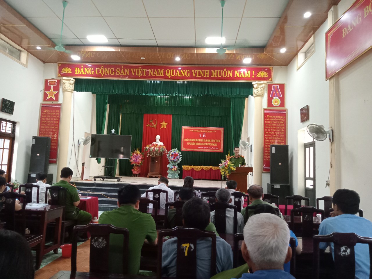 LỄ RA MẮT LỰC LƯỢNG BẢO VỆ AN NINH, TRẬT TỰ Ở CƠ SỞ VÀ PHÁT ĐỘNG TRIỂN KHAI LUẬT CĂN CƯỚC