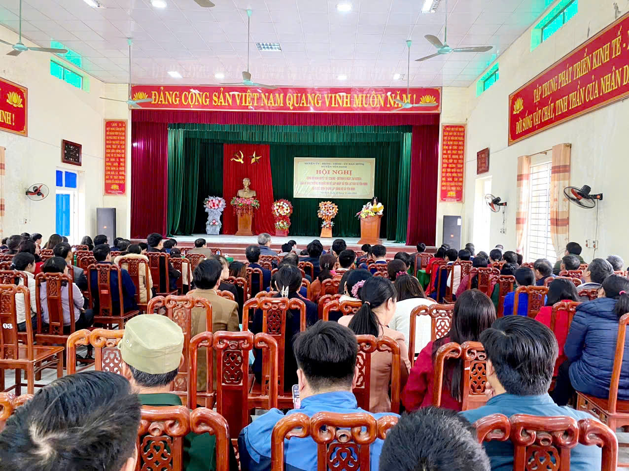 D:\TÀI LIỆU TÙNG- YÊN LẠC\2025\CỔNG THÔNG TIN ĐT\ẢNH HUYỆN CÔNG BỐ TL ĐẢNG BỘ\z6210629267937_dc4d933ff4ae597edf26e070ffa498e1.jpg
