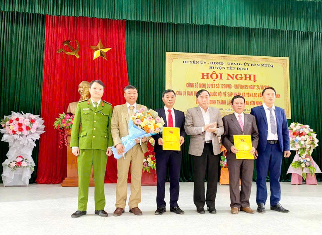D:\TÀI LIỆU TÙNG- YÊN LẠC\2025\CỔNG THÔNG TIN ĐT\ẢNH HUYỆN CÔNG BỐ TL ĐẢNG BỘ\z6210627110418_de46d27863449fb72074346ec5cf297d.jpg