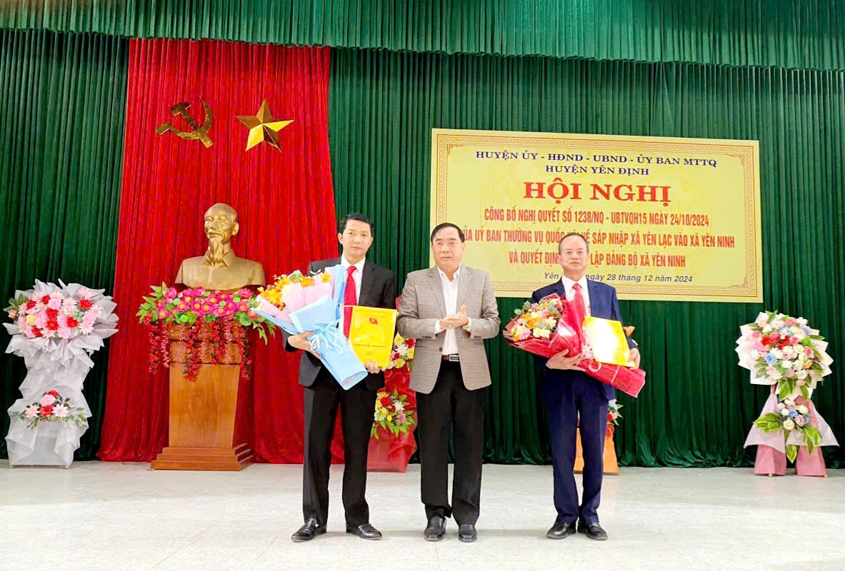 D:\TÀI LIỆU TÙNG- YÊN LẠC\2025\CỔNG THÔNG TIN ĐT\ẢNH HUYỆN CÔNG BỐ TL ĐẢNG BỘ\z6210627112459_7844c8e98fdeb33900760da8304df9e3.jpg