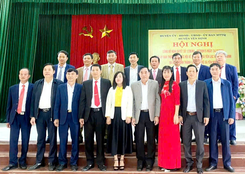 D:\TÀI LIỆU TÙNG- YÊN LẠC\2025\CỔNG THÔNG TIN ĐT\ẢNH HUYỆN CÔNG BỐ TL ĐẢNG BỘ\z6210627116999_0afca812fc5f203a0169f1d8f5dffd23.jpg