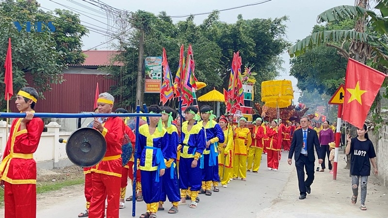 D:\TÀI LIỆU TÙNG- YÊN LẠC\2025\CỔNG THÔNG TIN ĐT\LỄ HỘI TRÒ CHIỀNG\rước thần quanh làng.jpg